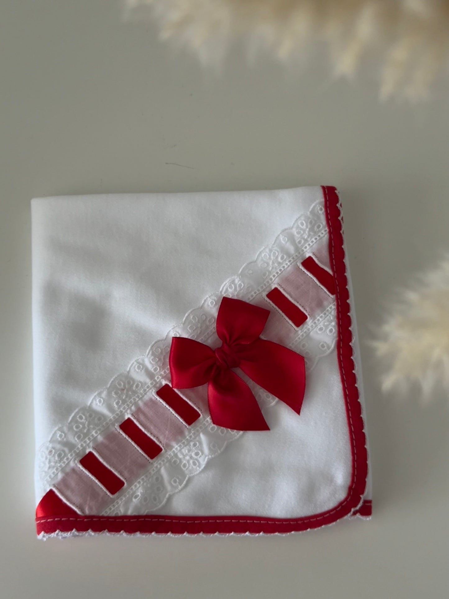 Fralda de pano bordado inglês e laço