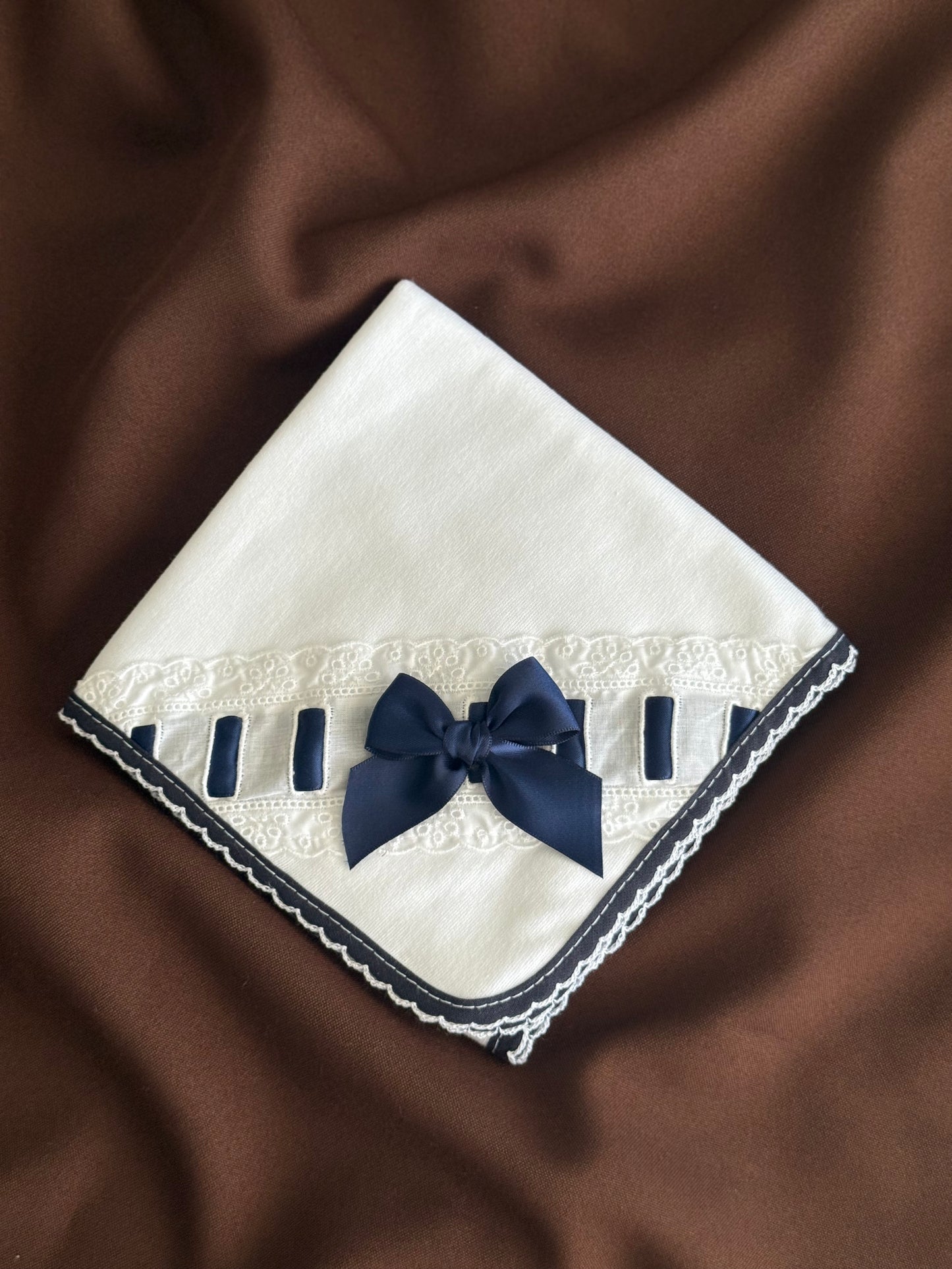 Fralda de pano bordado inglês e laço