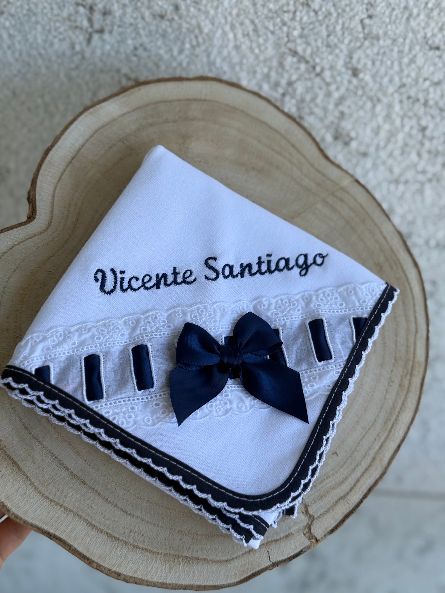 Fralda de pano bordado inglês e laço