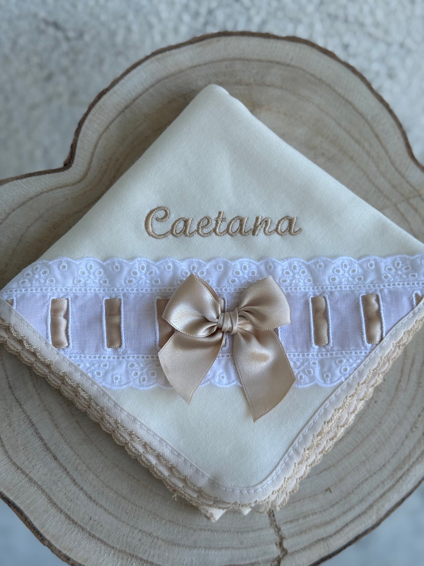 Fralda de pano bordado inglês e laço